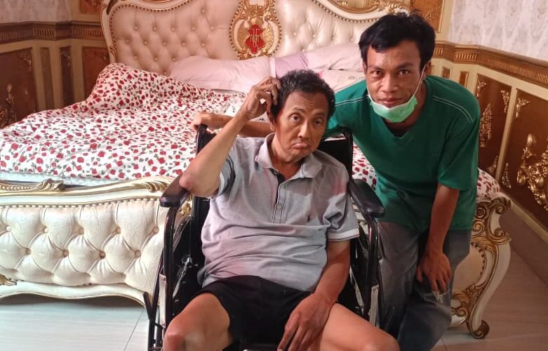 Perawat profesional Homecarekita memberikan perawatan medis di rumah dengan peralatan lengkap