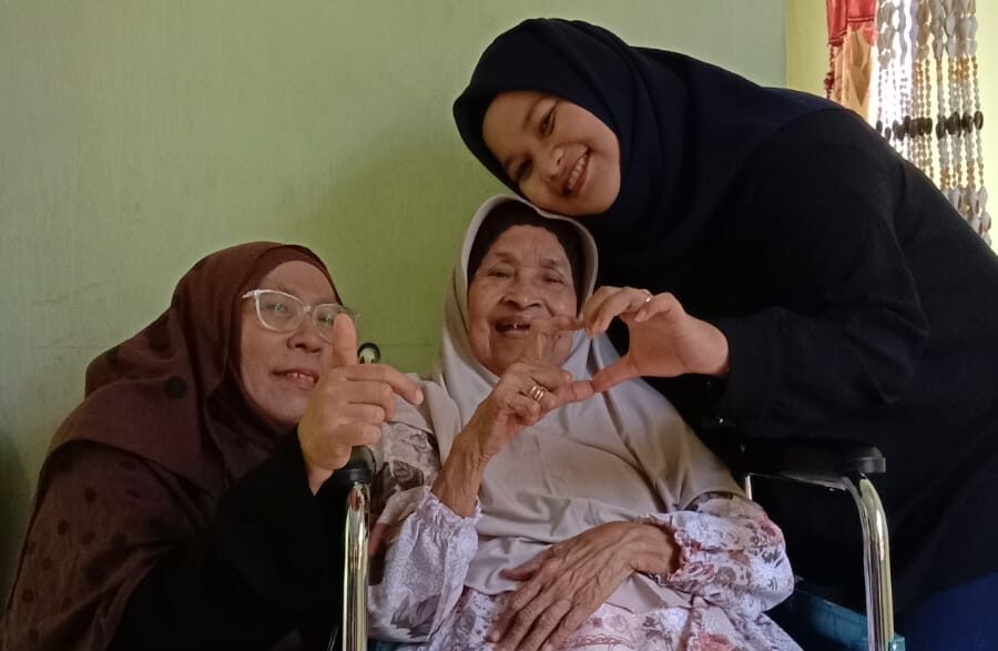 Perawat Homecarekita membantu pemulihan pasien stroke dengan fisioterapi di rumah