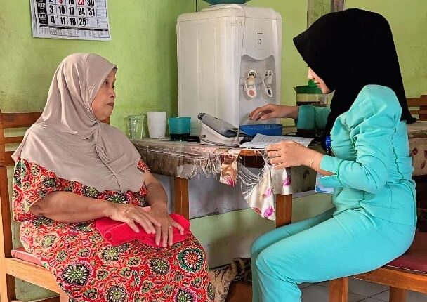 Caregiver Homecarekita memberikan perawatan khusus untuk pasien demensia dengan pendekatan sabar