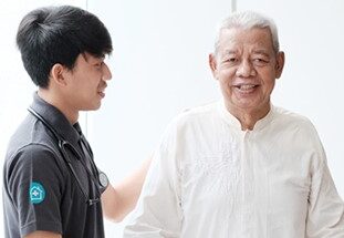 Caregiver profesional Homecarekita menemani lansia dengan penuh kasih sayang di rumah